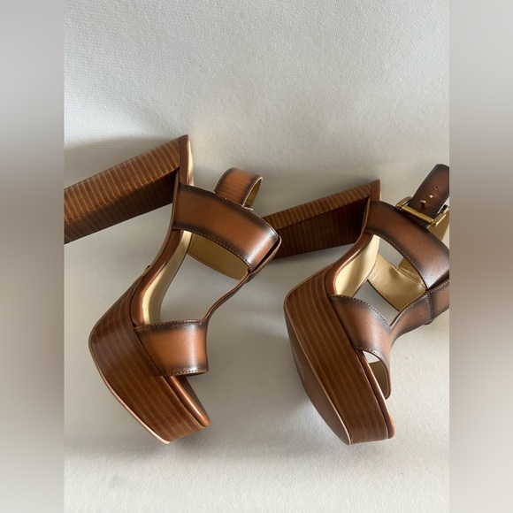 MK Becker Burnished Leather Platform Sandal - Picture 9 of 10